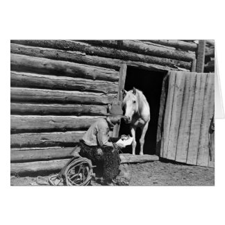 Cowboy et un cheval regardant une lettre