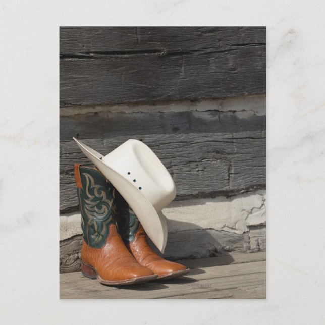 Cowboy-Hut auf Cowboystiefeln außerhalb einer Bloc Postkarte (Vorderseite)