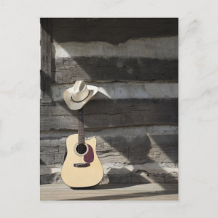 Cowboy-Hut auf Gitarre, die sich auf der Blockhütt Postkarte