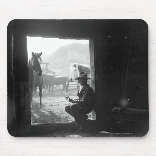 Cowboy in einem Eingang mit Pferden Mousepad (Vorne)