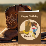Cowboy Kids Custom Little Boys Happy Birthday Karte<br><div class="desc">Eine niedliche individuelle Cowboy-Geburtstagskarte mit einem Bauernkind,  das sich gegen einen riesigen Cowboy lehnt und seinen braunen Hut mit einem gelben Stern kippt. Ein großartiges Landesgeschenk personalisiert mit ihrem Namen.</div>