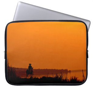 Cowboy Männer reiten bei Sonnenuntergang Vintagen  Laptopschutzhülle