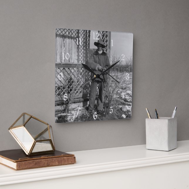 Cowboy on Canadian Old West Farm Quadratische Wanduhr (Büro)