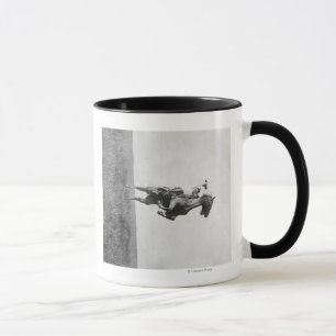 Cowboy reitet das wilde Pferd, das auf seine Hing Tasse