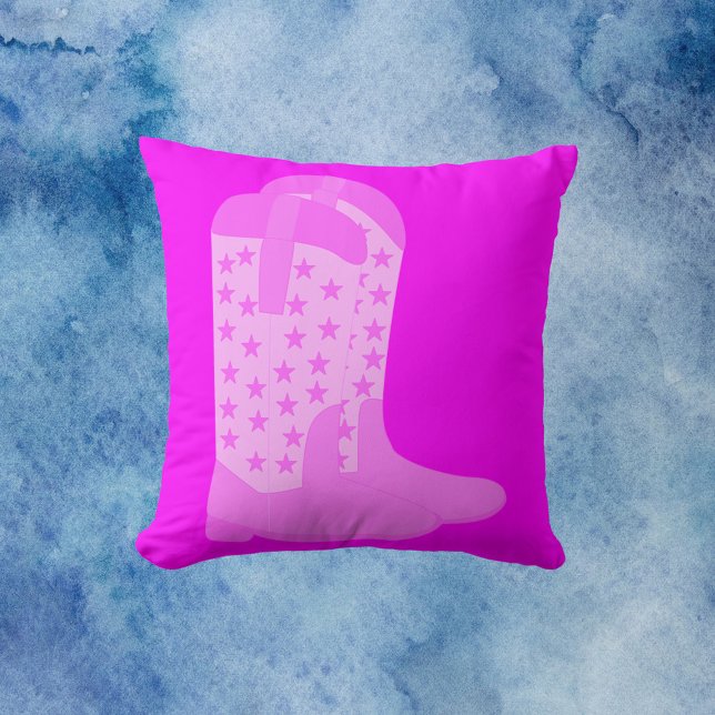 Cowboy Stiefel mit Sternen rosa Kissen (A throw pillow with a pair of pink cowboy boots with stars on a pink background.)