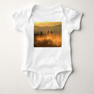 Cowboy-Trio: Berglandschaft. Baby Strampler