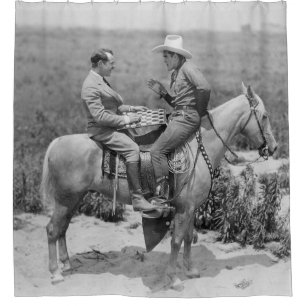Cowboy und Geschäftsmann spielen Schachbretter auf Duschvorhang