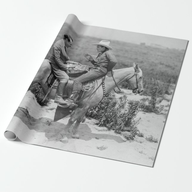 Cowboy und Geschäftsmann spielen Schachbretter auf Geschenkpapier (Ungerollt)