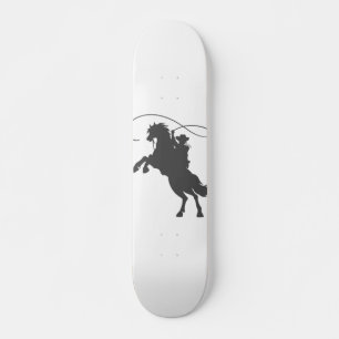 Cowboy wirft Brille auf Reiten Skateboard