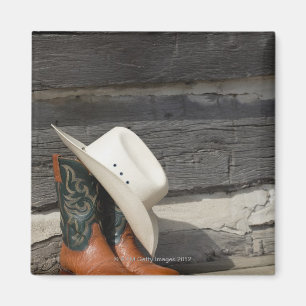 Cowboyhut auf Cowboystiefeln außerhalb eines Magnet