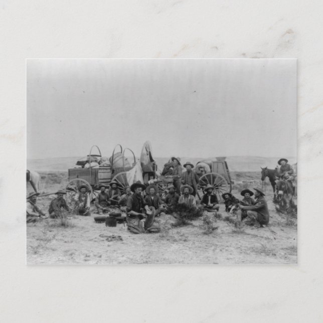 Cowboys assis par Supply Wagons Carte Postale (Devant)