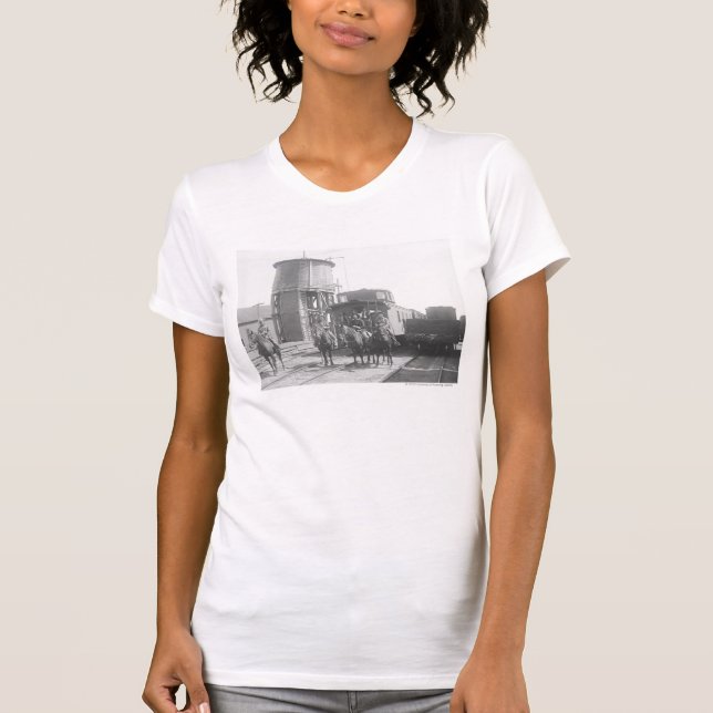 Cowboys auf den Pferden, die vor einem Zug T-Shirt (Vorderseite)