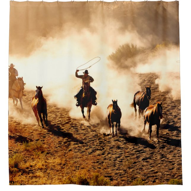 Cowboys chasing wilding horses. roping and riding, duschvorhang (Vorderseite)