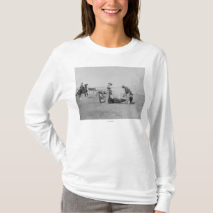 Cowboys, die ein Kalb PhotographSouth Dakota T-Shirt