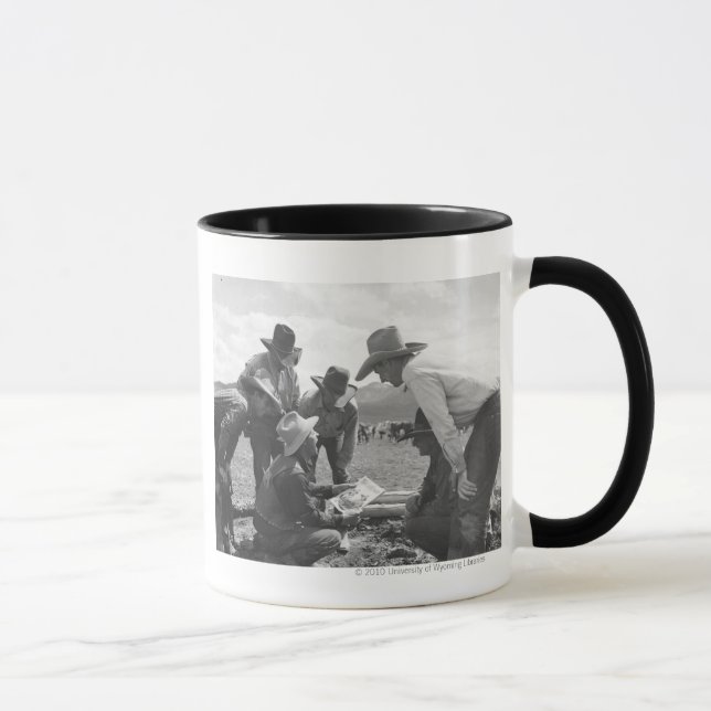 Cowboys, die eine Zeitschrift schauen Tasse (Rechts)
