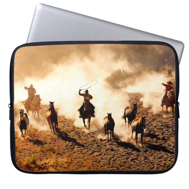 Cowboys, die wilde Pferde jagen. Laptopschutzhülle (Vorderseite)