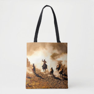 Cowboys jagen wilde Pferde. Lassowerfen und Reiten Tasche
