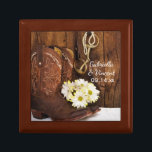 Cowboystiefel, Daisies Horse Bit Country Wedding Geschenkbox<br><div class="desc">Die charmante Cowboy Boots, Daisies und Horse Bit Country Wedding Geschenkboxen kann mit den Namen der Braut und Bräutigam und Ehefeiertag personalisiert werden, um ein dauerhaftes Sake-Geschenk für die Braut oder ihre Brautmädchen zu schaffen. Diese rustikale, auf Reittiere zugeschnittene Schmuckbox mit digitaler Optik zeigt ein altes Blumenfoto mit braunen Western-Cowboystiefeln,...</div>