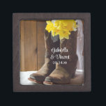 Cowboystiefel Western Hochzeit Kiste<br><div class="desc">Passen Sie die zauberhaften Gelben Düfte und Cowboy Boots Country Western Hochzeit Geschenkboxen mit den persönlichen Namen der Braut und Bräutigam und März, April oder Mai Frühjahrsfeier, um ein Sake-Geschenk für die Neuvermählten oder Dankeschön für Ihre Hochzeitsbegleiter, Brautmädchen und Brautparty. Dieses rustikale, schicke Ranch-Thema Schmuckkasten zeigt ein malerisches Blumenfoto mit...</div>