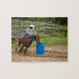 Cowgirl auf dem Pferd, das im Fass-Rennen in