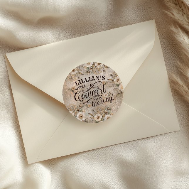 Cowgirl Boho Floral Western Script Runder Aufkleber (A Cowgirl is on the Way Sticker with western script typography and boho floral elements)