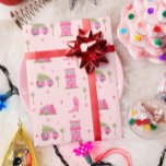 Cowgirl Boots Pink Christmas Camper Moderne Geschenkpapier<br><div class="desc">Muster mit Illustrationen eines rosa Rv mit Weihnachtsbaum an der Spitze,  rosa Mitte des Jahrhunderts modernen Haus,  Palmen,  Cowboystiefel und Sterne. Hintergrund ist hellrosa.</div>