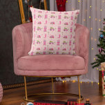 Cowgirl Boots Pink Christmas Camper Moderne Kissen<br><div class="desc">Muster mit Illustrationen eines rosa Rv mit Weihnachtsbaum an der Spitze,  rosa Mitte des Jahrhunderts modernen Haus,  Palmen,  Cowboystiefel und Sterne. Hintergrund ist hellrosa.</div>