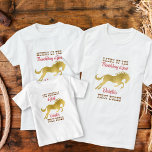Cowgirl erstes Rodegold Pferdegeburtstag passend T-Shirt<br><div class="desc">Cowgirl erste Rodeo Rodeo Rosa und goldenes Pferd Geburtstag passend T - Shirt für Familienfotos. Goldenes Pferd,  Western-Drehbuch.</div>