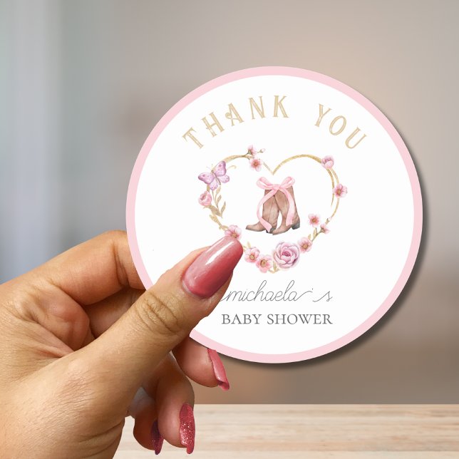 Cowgirl ist auf der Way Baby Dusche Danke Runder Aufkleber (Von Creator hochgeladen)