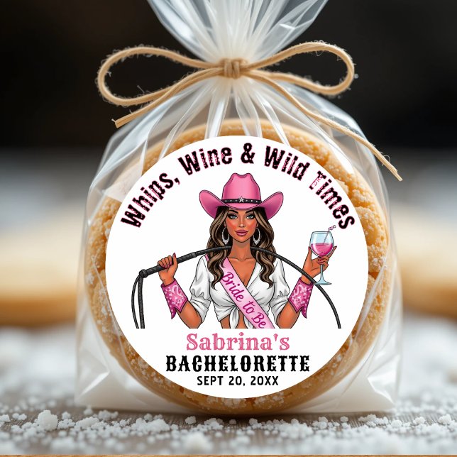 Cowgirl Junggeselinnen-Abschied Whips Wine & Wild  Runder Aufkleber (Cowgirl Bachelorette Party Whips Wine & Wild Times Classic Round Sticker
)