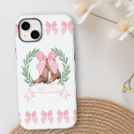 Cowgirl Stiefel und rosa Bows Personalisiert Case-Mate iPhone 14 Plus Hülle<br><div class="desc">Personalisiertes iPhone Gehäuse mit Cowgirl Stiefeln und einem großen rosa Bogen gerahmt mit einem Lorbeerkranz und Namensbanner. Fügen Sie Ihren Namen, Monogramm oder Initial hinzu. Mädchen Design mit Rändern von rosa Bögen, um das Cowgirl-Logo. Für das iPhone 14 Plus konzipiert, wird aber auch für viele andere Modelle geeignet sein. Wenn...</div>