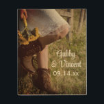 Cowgirl und Sonnenblumen Country Western Hochzeit Holzwanddeko<br><div class="desc">Der charmante Cowgirl und Sunflowers Country Western Wedding Wood Canvas Print kann mit den Namen der Braut und Bräutigam personalisiert werden und spezielle Ehefeiertag zu einem bleibenden Sake zu schaffen. Dieser rustikale, schicke, eigenhändige Holznuancenprint zeigt ein malerisches Foto einer Braut mit einem weißen Hochzeitskleid und braunen Leder Cowboy-Stiefeln, die einen...</div>