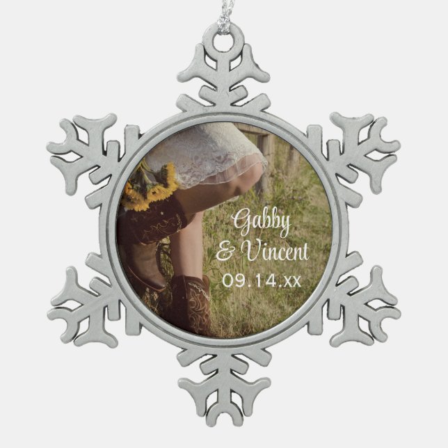 Cowgirl und Sonnenblumen Country Western Hochzeit Schneeflocken Zinn-Ornament (Vorderseite)