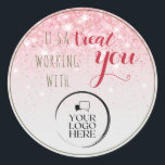 Coworker Christmas Simple Business Logo-Geschenket Runder Aufkleber<br><div class="desc">Perfekter Weihnachts- oder Geburtstagsgeschenkaufkleber für Ihre Mitarbeiter und Kollegen. Sie können Ihr Logo einfügen und die Textfarbe und den Stil des Schriftartes einfach ändern,  indem Sie die weitere Option anpassen. Es ist ein schönes trendiges Design mit handgeschriebenem Schriftsatz-Effekt.</div>