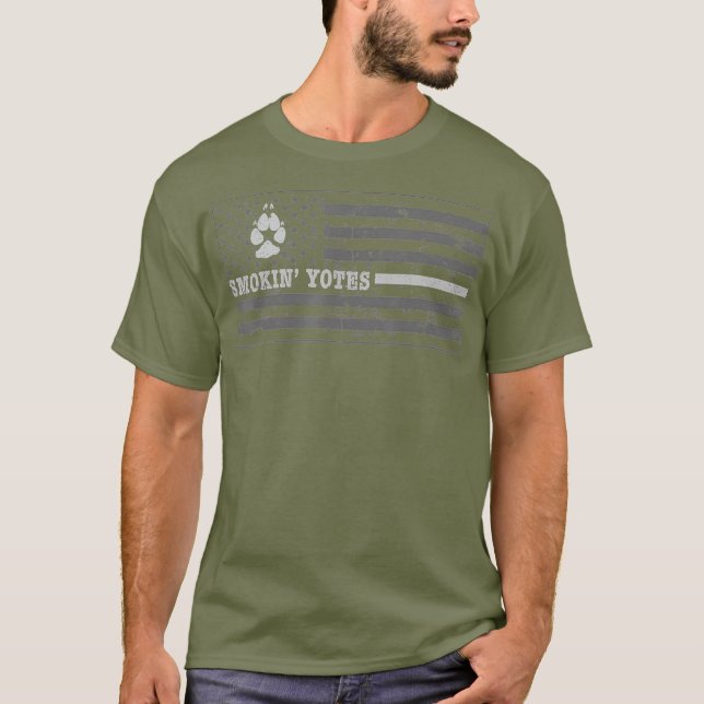 Coyote Hunting Smokin Yotes American Flag Yote T-Shirt (Vorderseite)