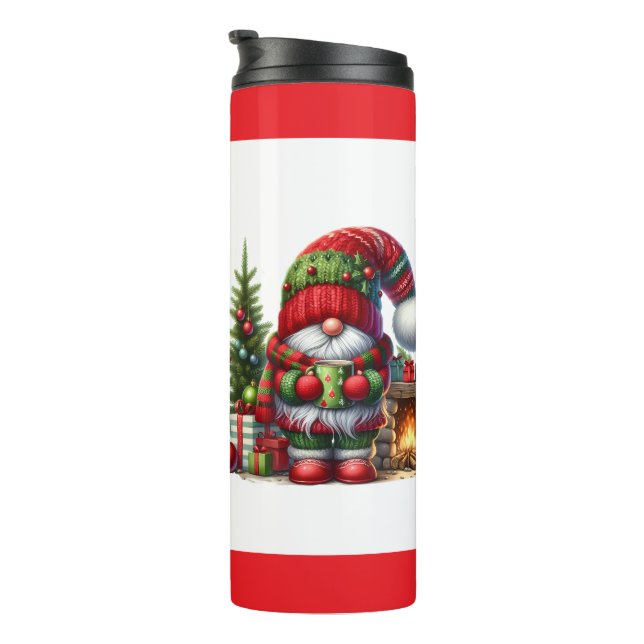 Cozy Christmas Gnome Art – Festive Holiday Thermosbecher (Nach rechts gedreht)