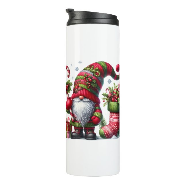 Cozy Christmas Gnome Art – Festive Holiday Thermosbecher (Nach rechts gedreht)