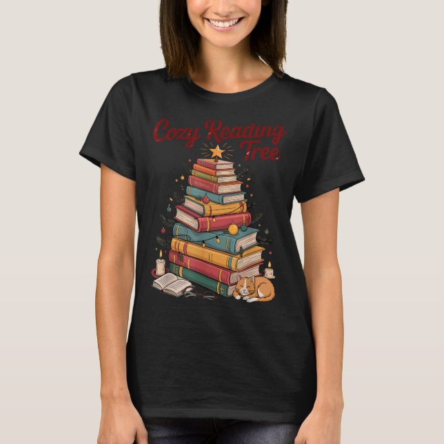 Cozy Christmas Reading Tree Cat Candle Stack Booki T-Shirt (Vorderseite)