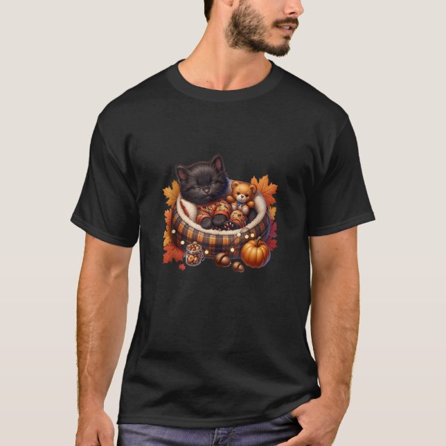 Cozy Fall Cat in Kitten Pajamas for Cats and Autum T-Shirt (Vorderseite)