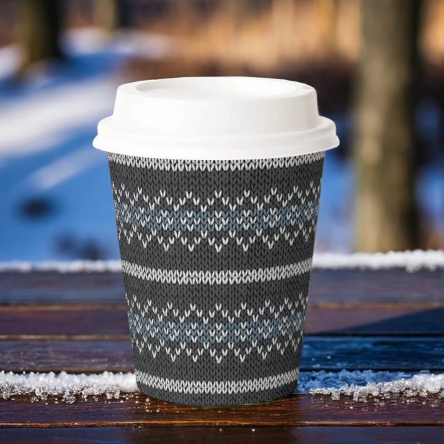 Cozy Knitted Pattern Black and Gray  Pappbecher (Von Creator hochgeladen)
