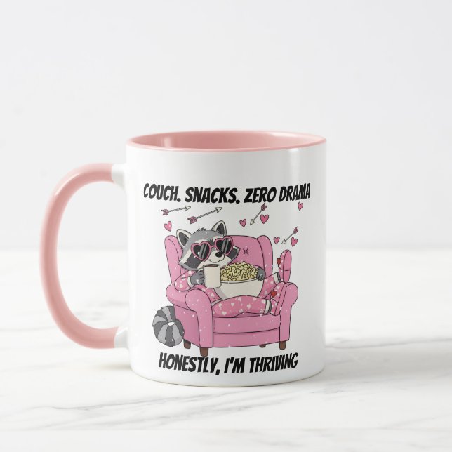 Cozy Raccoon Valentine Pajama Couch Snack Tasse (Links)
