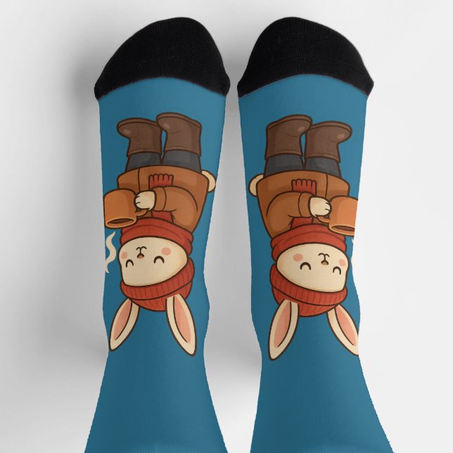 Cozy Winter Bunny Drinking Hot Cocoa Sticker Socken (Oben)