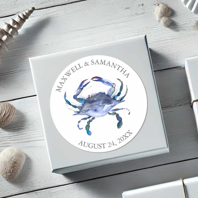 Crabe bleu Étiquette de mariage sur la plage (Wedding favor stickers watercolor crab in shades of blue by Victoria Grigaliunas of Do Tell A Belle)