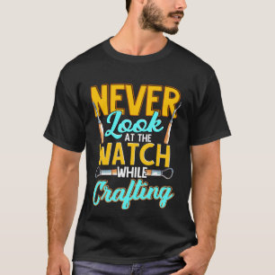 Crafter schauen sich beim Erstellen von 1 nie Uhre T-Shirt