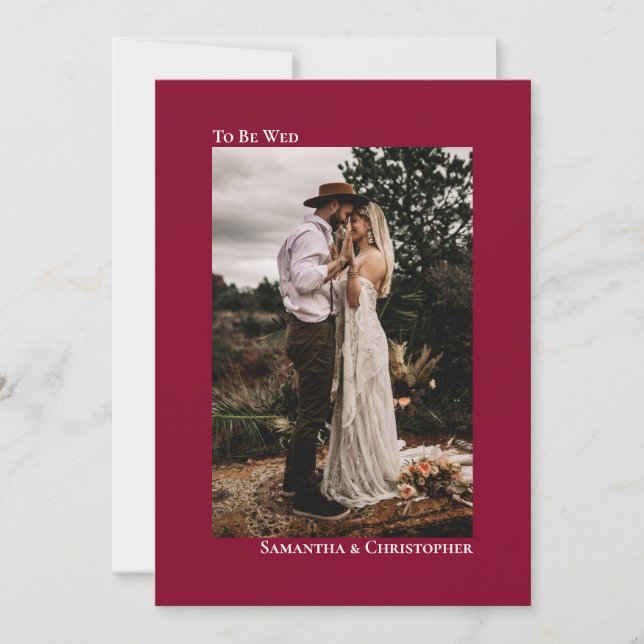 Cranberry Red Minimalistisch Vertical Foto Wedding Einladung (Vorderseite)