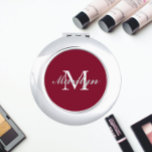 Cranberry Red Stylized Bridesmaid Monogram Taschenspiegel<br><div class="desc">Ein personalisierter Kompaktspiegel für Ihre Hochzeitsfrau oder Trauzeugin,  der ihren Anfangs- und Namen auf einem trendigen,  kranberroten Hintergrund stilisiert. Bearbeiten,  um Initial und Namen zu ersetzen. Wählen Sie Ihren kompakten Spiegelstil aus.</div>