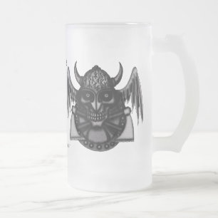 Crâne frais de Viking avec la tasse de bière