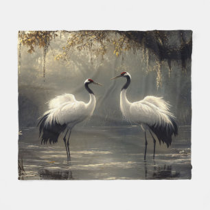 Crane Pair in einem Misty-Sumpf Fleecedecke