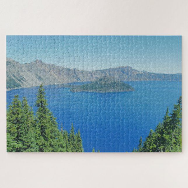Crater Lake Blue Water und Evergreen Trees Foto (Horizontal)