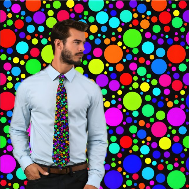 Cravate à bulles multicolores (noir) (Man wears a Multicolored Bubble Dots on Black Tie. Background matches tie pattern. )